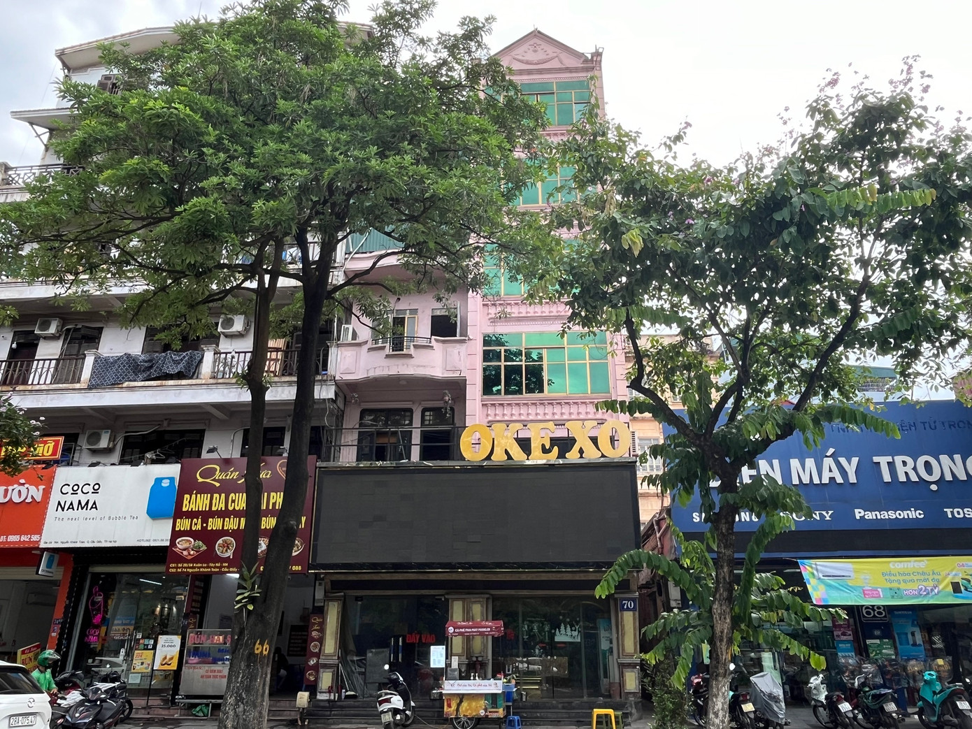 Hộ kinh doanh karaoke XO nằm trên đường Nguyễn Khánh Toàn (phường Quan Hoa, quận Cầu Giấy) bị đình chỉ toàn bộ công trình từ năm 2022. Hiện cơ sở vẫn "cửa đóng then cài", phía trước có quầy kinh doanh hàng nước, đồ ăn...