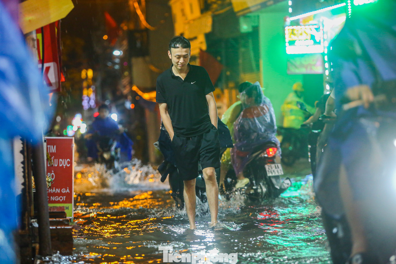 Nhiều đoạn trên phố ngập sâu đến 30-40cm. Nhiều đoạn trên phố ngập sâu đến 30-40cm.