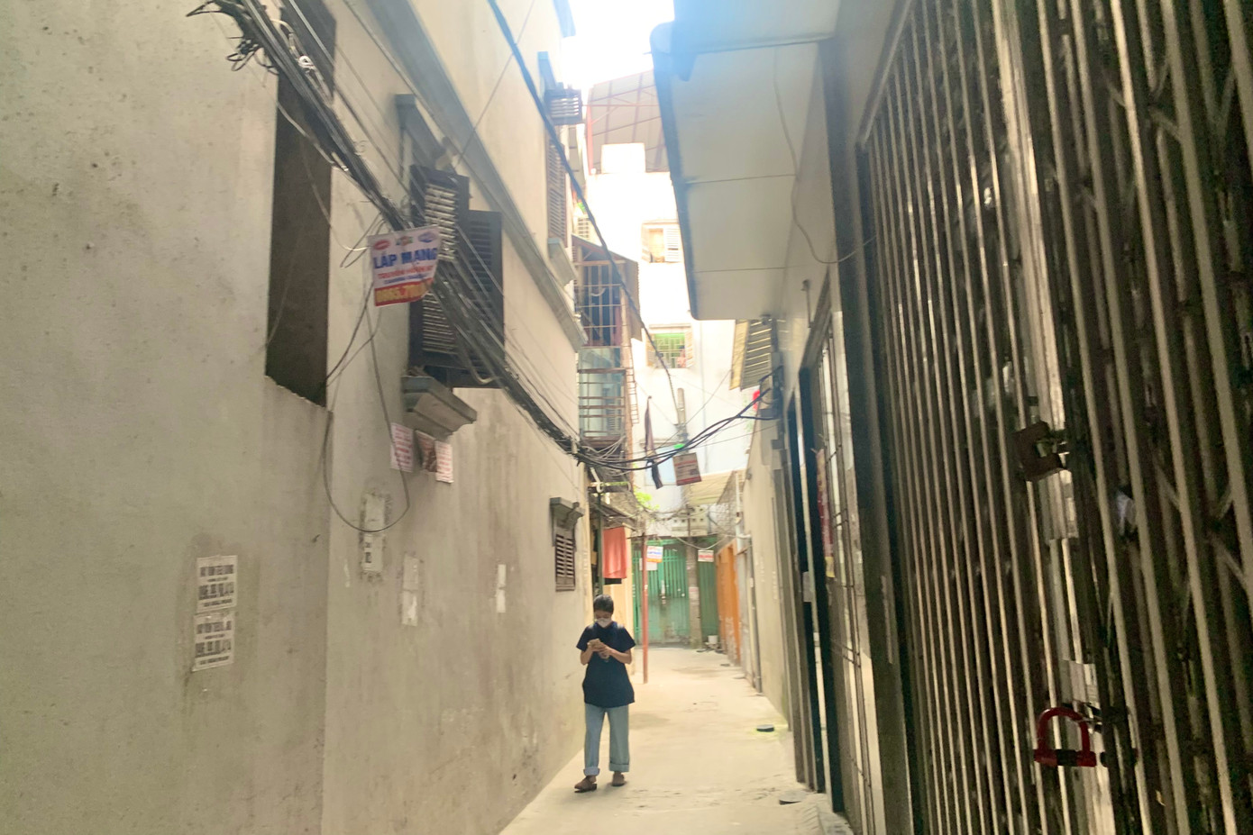 Một ngách cụt, nhỏ hẹp tại một ngõ trên đường Trần Duy Hưng. Cuối ngõ là hai công trình cao tầng đang được cho thuê với nhiều phòng ốc.