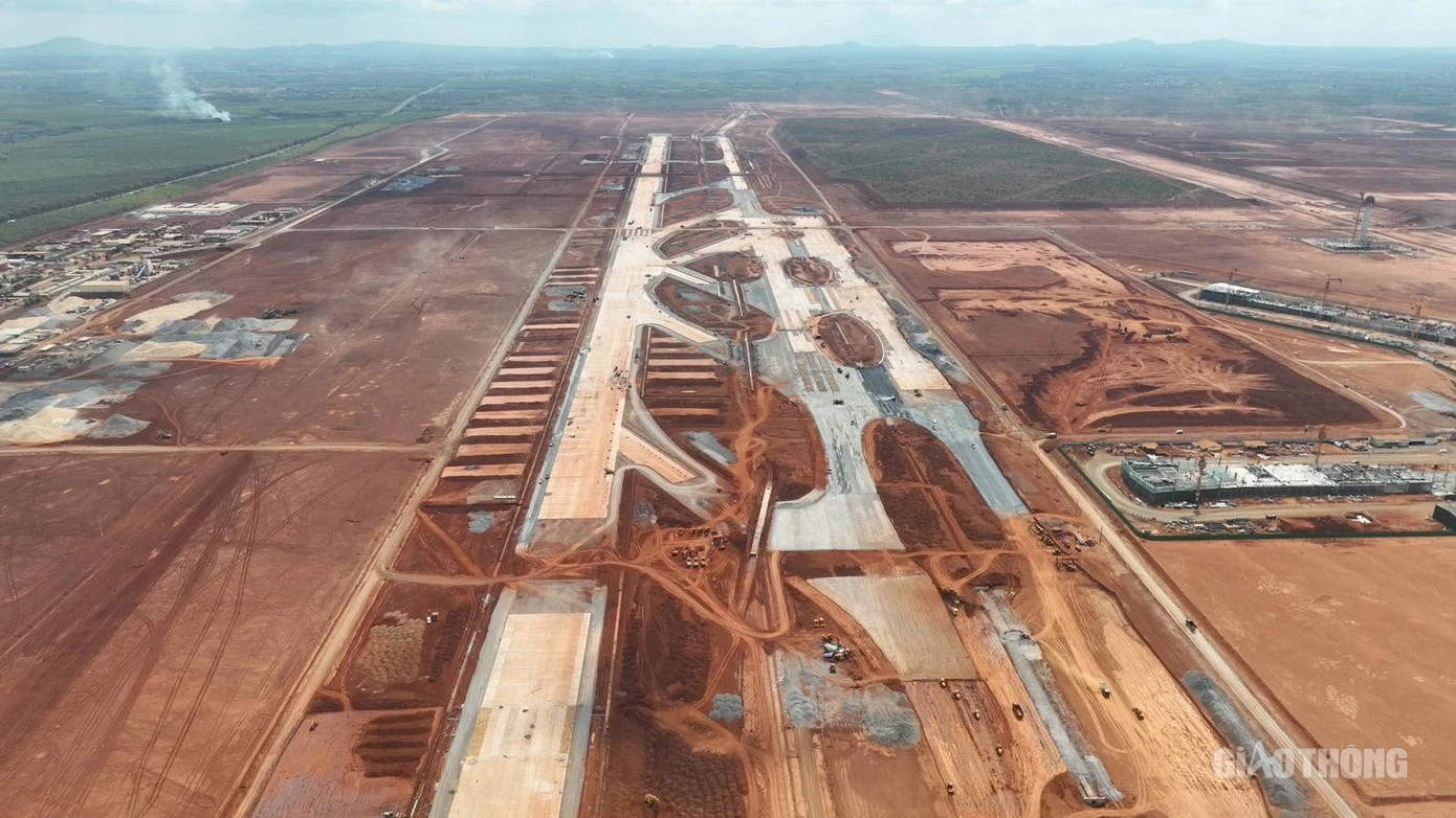 Đến nay nhà thầu đã hoàn thành phần nền móng và lớp bê tông xi măng M150 hạng mục kết cấu lòng đường cất hạ cánh. Phần mặt bê tông xi măng M350 cũng đang được triển khai đổ các dải thử nghiệm. Đến nay nhà thầu đã hoàn thành phần nền móng và lớp bê tông xi măng M150 hạng mục kết cấu lòng đường cất hạ cánh. Phần mặt bê tông xi măng M350 cũng đang được triển khai đổ các dải thử nghiệm.