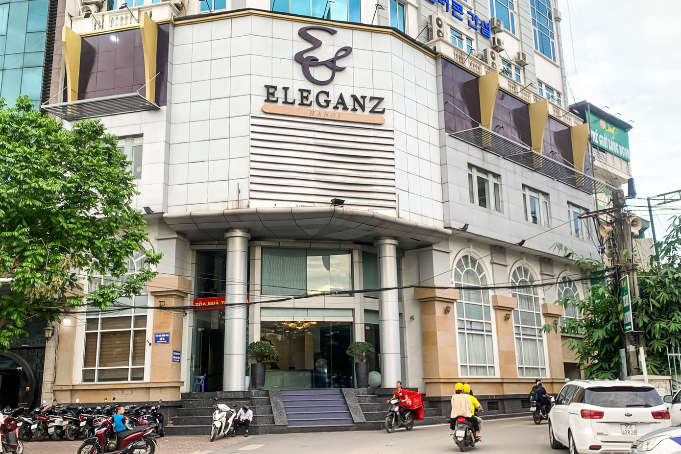 Tòa nhà Trần Phú tại Dương Đình Nghệ với hai mặt tiền lớn vi phạm PCCC, bị tạm dừng hoạt động từ năm 2022, đồng thời bị phạt tiền 90 triệu đồng.