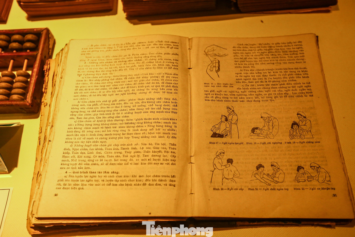 Một số sách, ấn phẩm, tài liệu về nghề thuốc Đông Nam dược tại buổi trưng bày.