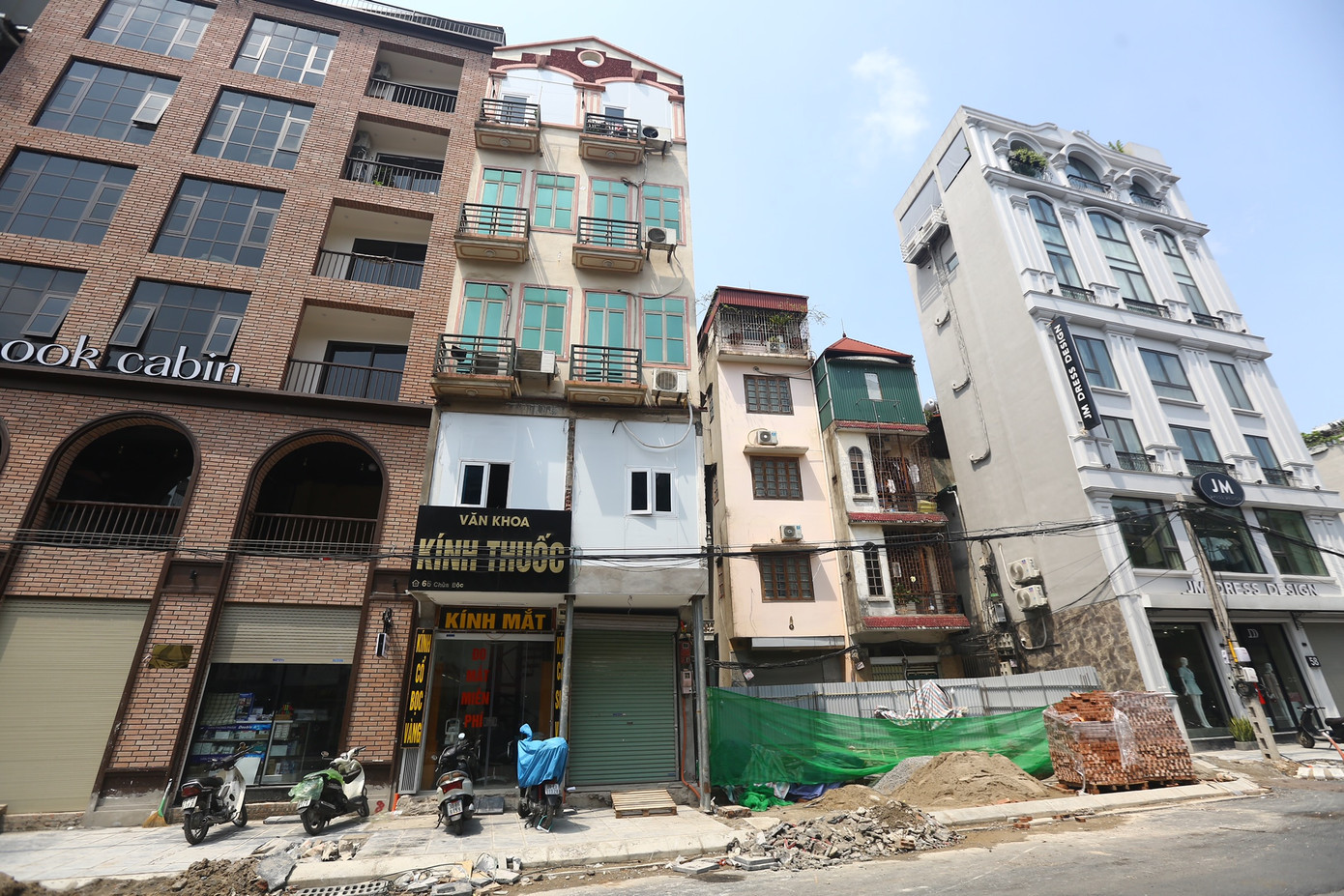 Khu vực mặt phố lộn xộn, nhiều ngôi nhà xây dang dở.