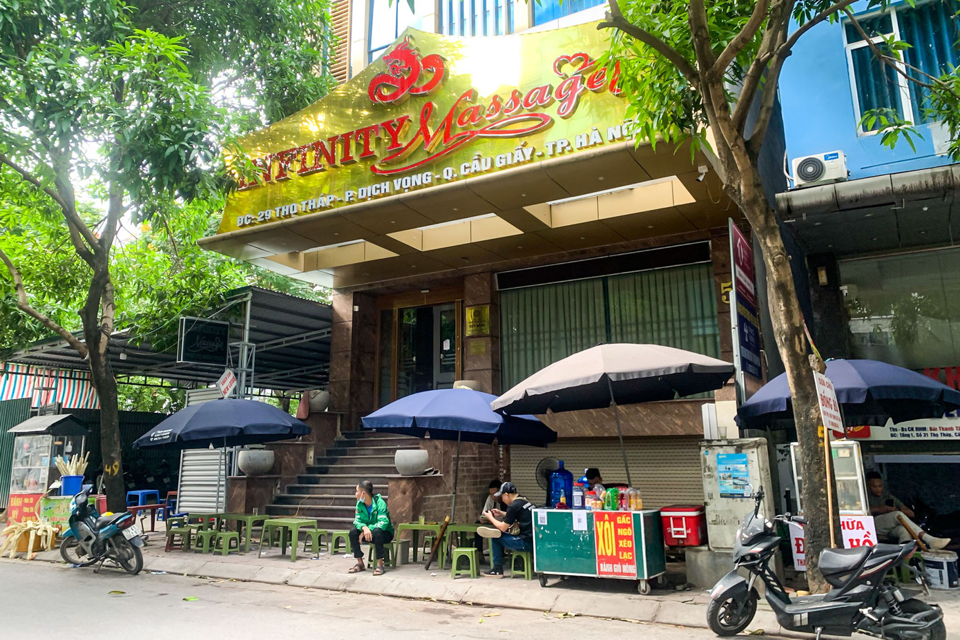 Ngoài karaoke, nhiều công trình cao ốc bị "bêu tên" sau vụ cháy. Cơ sở Massage Infinity nằm trên phố Thọ Tháp (phường Dịch Vọng, quận Cầu Giấy) vi phạm PCCC, bị đình chỉ hoạt động từ năm 2022 và bị xử phạt hành chính 80 triệu đồng. Hiện nay cơ sở vẫn dừng hoạt động, phía trước công trình, hàng nước tận dụng vỉa hè để kinh doanh.