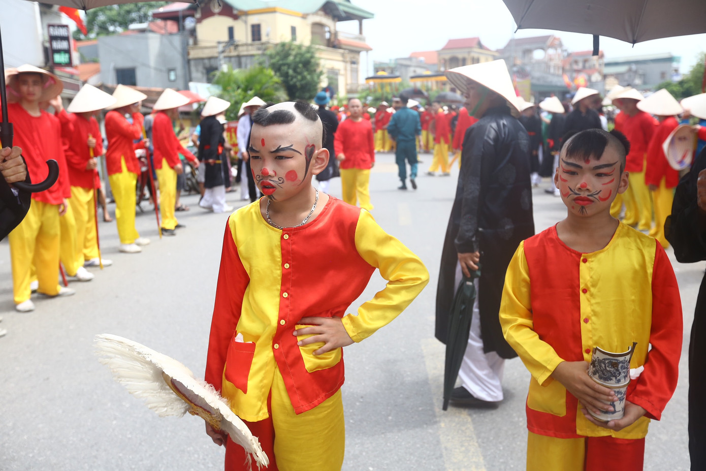 Các em nhỏ trong vai người hầu (người thân cận nhất với ông Hiệu) cắt tóc 3 chỏm và được trang điểm cầu kỳ.