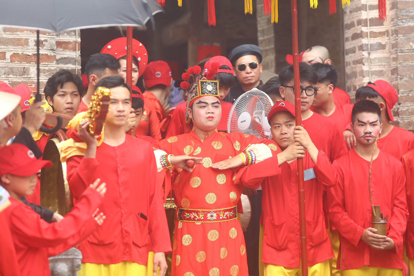 Mỗi làng chọn ra một thanh niên trẻ đóng vai ông Hiệu với các vai ông Hiệu Chiêng, ông Hiệu Trống, ông Hiệu Cờ, ông Hiệu Trung Quân.