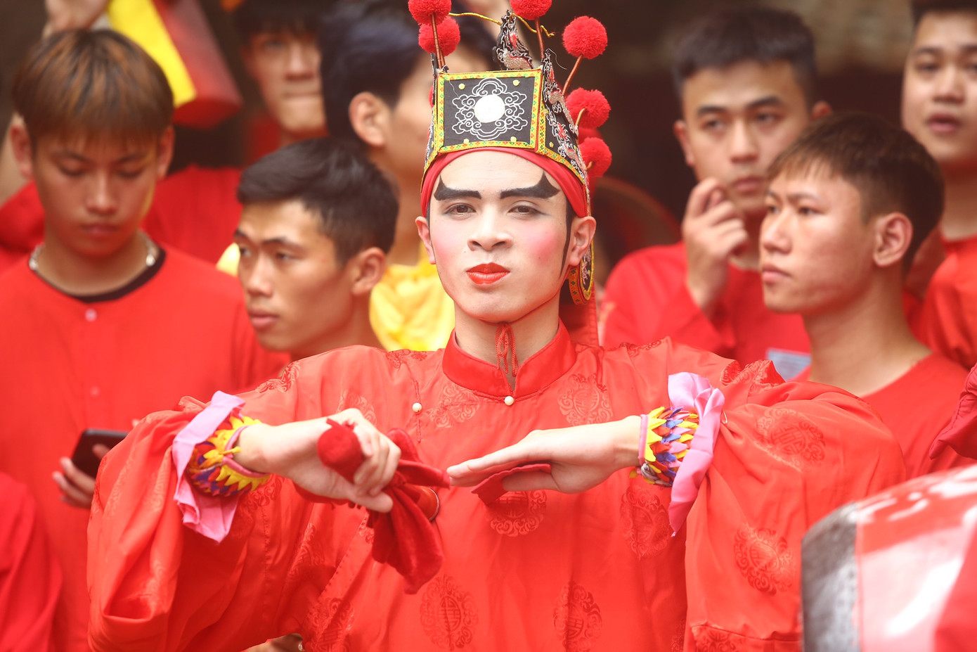 Mỗi làng chọn ra một thanh niên trẻ đóng vai ông Hiệu với các vai ông Hiệu Chiêng, ông Hiệu Trống, ông Hiệu Cờ, ông Hiệu Trung Quân.