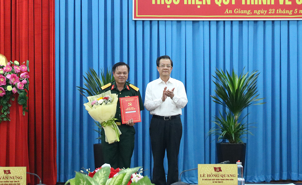 Bí thư Tỉnh ủy An Giang Lê Hồng Quang trao quyết định của Ban Bí thư cho đồng chí Đại tá Thạch Thanh Tú.