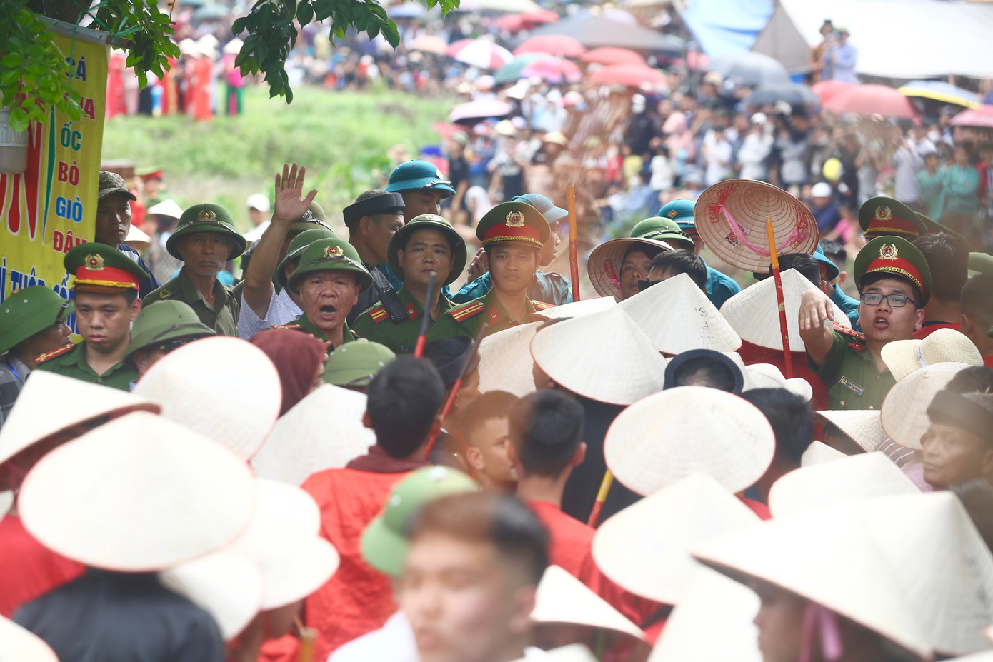 Để tránh cảnh đánh nhau, cướp chiếu, cướp lộc Thánh như những năm trước đây, lực lượng chức năng chặn không cho người dân và du khách vào khu vực tái hiện trận đánh.