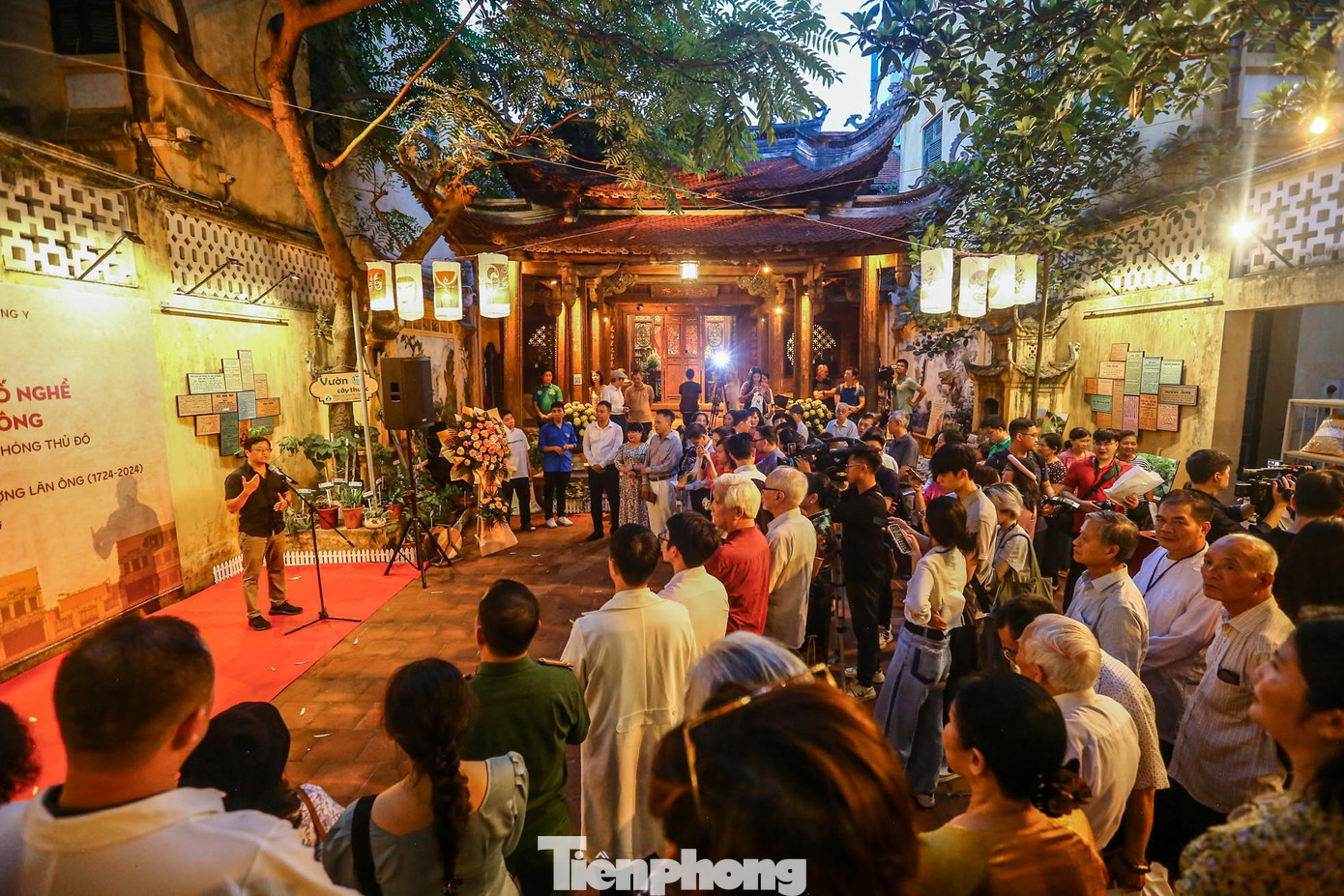 Lễ khai mạc hoạt động trưng bày, giới thiệu phố nghề Đông Nam dược Lãn Ông thu hút hàng trăm người dân và du khách.