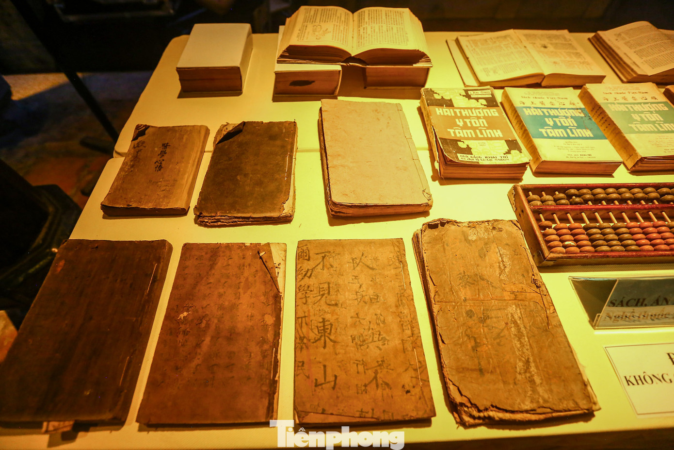 Một số sách, ấn phẩm, tài liệu về nghề thuốc Đông Nam dược tại buổi trưng bày.
