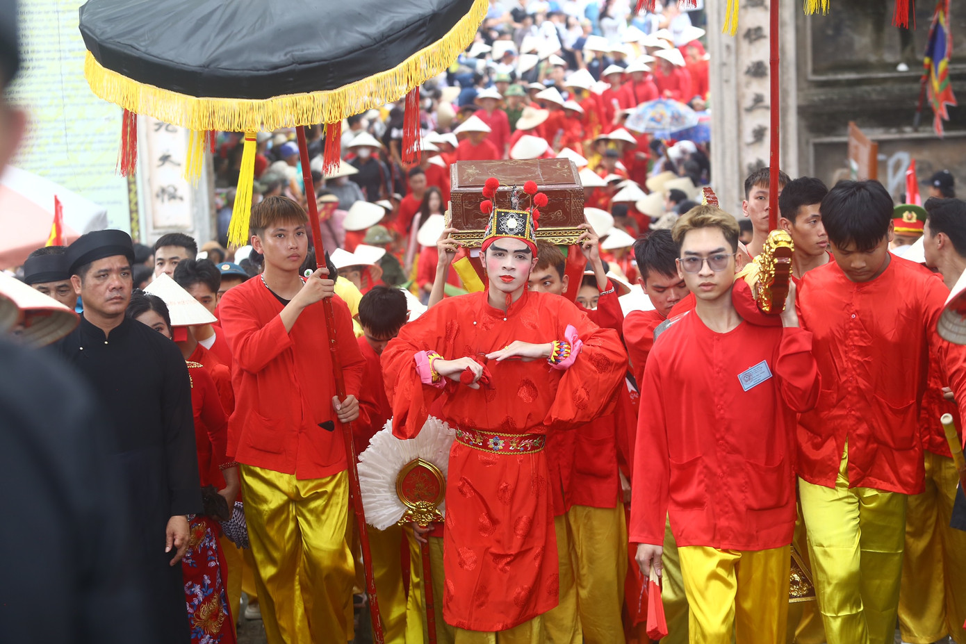 Lễ hội Gióng ở đền Phù Đổng gắn với truyền thuyết về một cậu bé được mẹ sinh ra một cách kỳ lạ. Khôi ngô, tuấn tú nhưng lên 3 tuổi vẫn chưa biết nói, biết cười, suốt ngày cậu chỉ nằm trong thúng treo trên gióng tre, vì thế được đặt tên là Gióng. Sau khi nghe thấy lời kêu gọi của nhà vua tìm người tài giỏi đánh giặc ngoại xâm, Gióng bỗng lớn nhanh như thổi, rồi xung phong ra trận đánh giặc cứu nước, cứu dân. Sau khi dẹp tan giặc Ân, Gióng về núi Sóc rồi cưỡi ngựa bay lên trời. Từ đó, Gióng được thiêng hóa thành một vị Thánh bất tử, bảo vệ sự thái bình cho đất nước và thịnh vượng cho muôn dân.