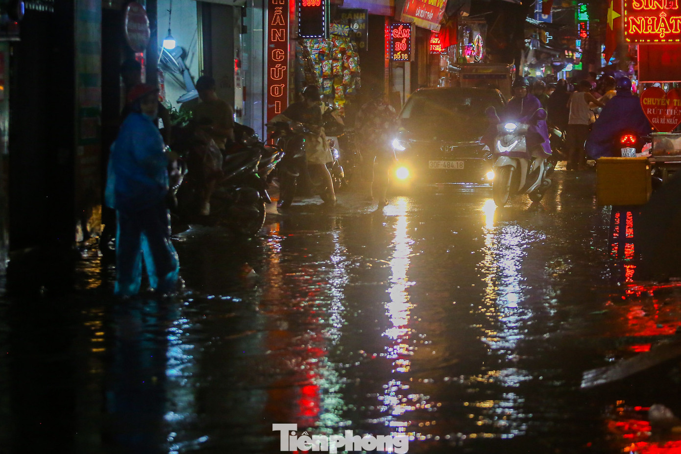 Nhiều phương tiện đến đầu phố gặp "biển nước" tìm cách quay đầu. Nhiều phương tiện đến đầu phố gặp "biển nước" tìm cách quay đầu.