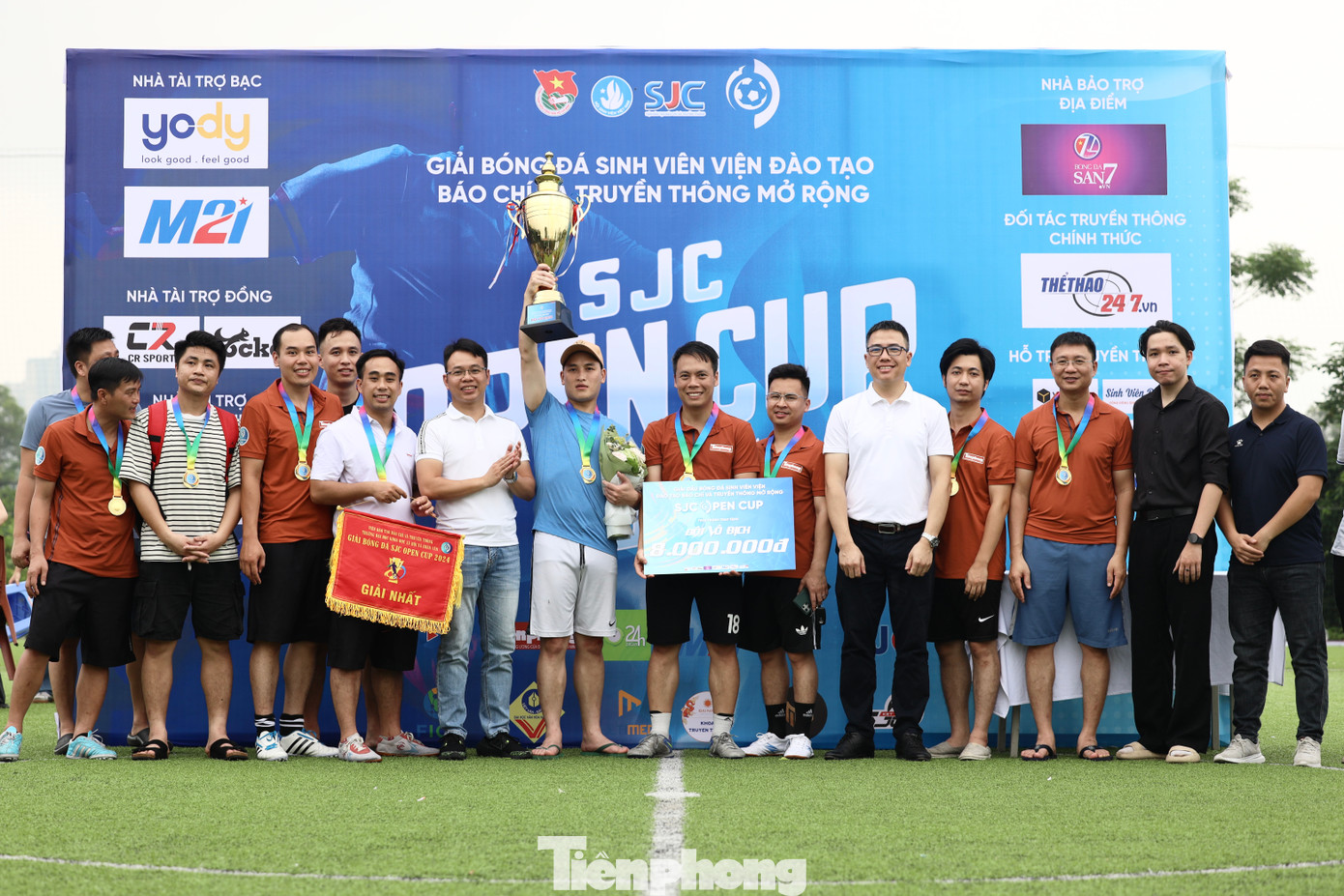 Đội bóng báo Tiền Phong chụp ảnh lưu niệm cùng BTC cùng với các nhà tài trợ của giải đấu.