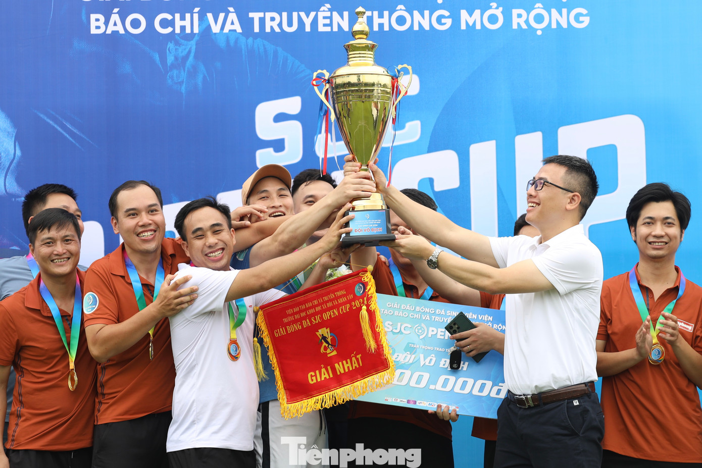 Các cầu thủ báo Tiền Phong vui mừng, nâng cao chiếc cup vô địch trong lần đầu tiên tham dự giải đấu.
