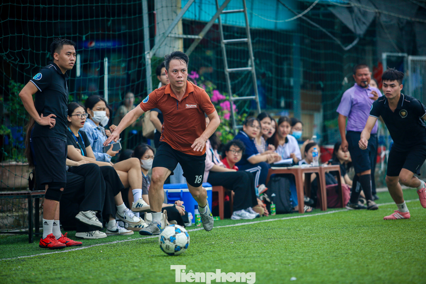 Với quyết tâm cao, đội bóng báo Tiền Phong có bàn dẫn trước ngay trong hiệp 1. Ảnh: BTC