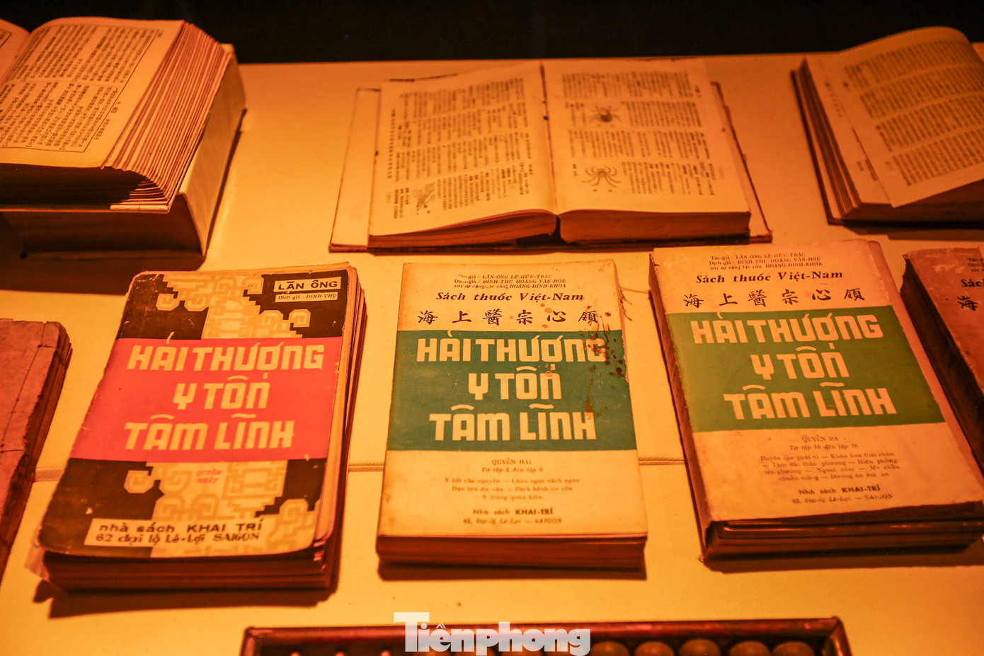 Một số sách, ấn phẩm, tài liệu về nghề thuốc Đông Nam dược tại buổi trưng bày.