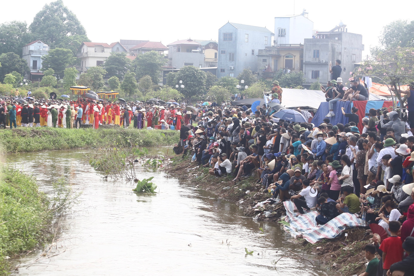 Khu đất diễn ra màn tái hiện trận đánh cũng được cách ly bởi mương nước tránh người dân chen nhau lao vào cướp. Người dân và du khách ngồi kín xung quanh bờ để có thể theo dõi màn hội trận từ xa.