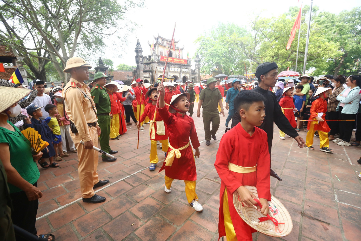 Tham gia lễ rước có sự góp mặt của rất nhiều trẻ em và người lớn xã Phù Đổng vào các vai các Phù Giá. Sau khi nghe hiệu lệnh, người trong đoàn rước hét lớn: "Reo lên nào! Dẹp ra nào!" tạo nên không khí náo nhiệt.