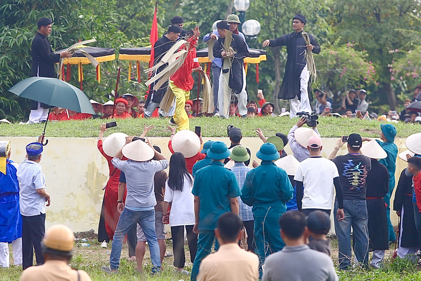 Thay vì tranh cướp, chiếu được cắt thành nhiều phần, tung cho người dân và du khách phía dưới.