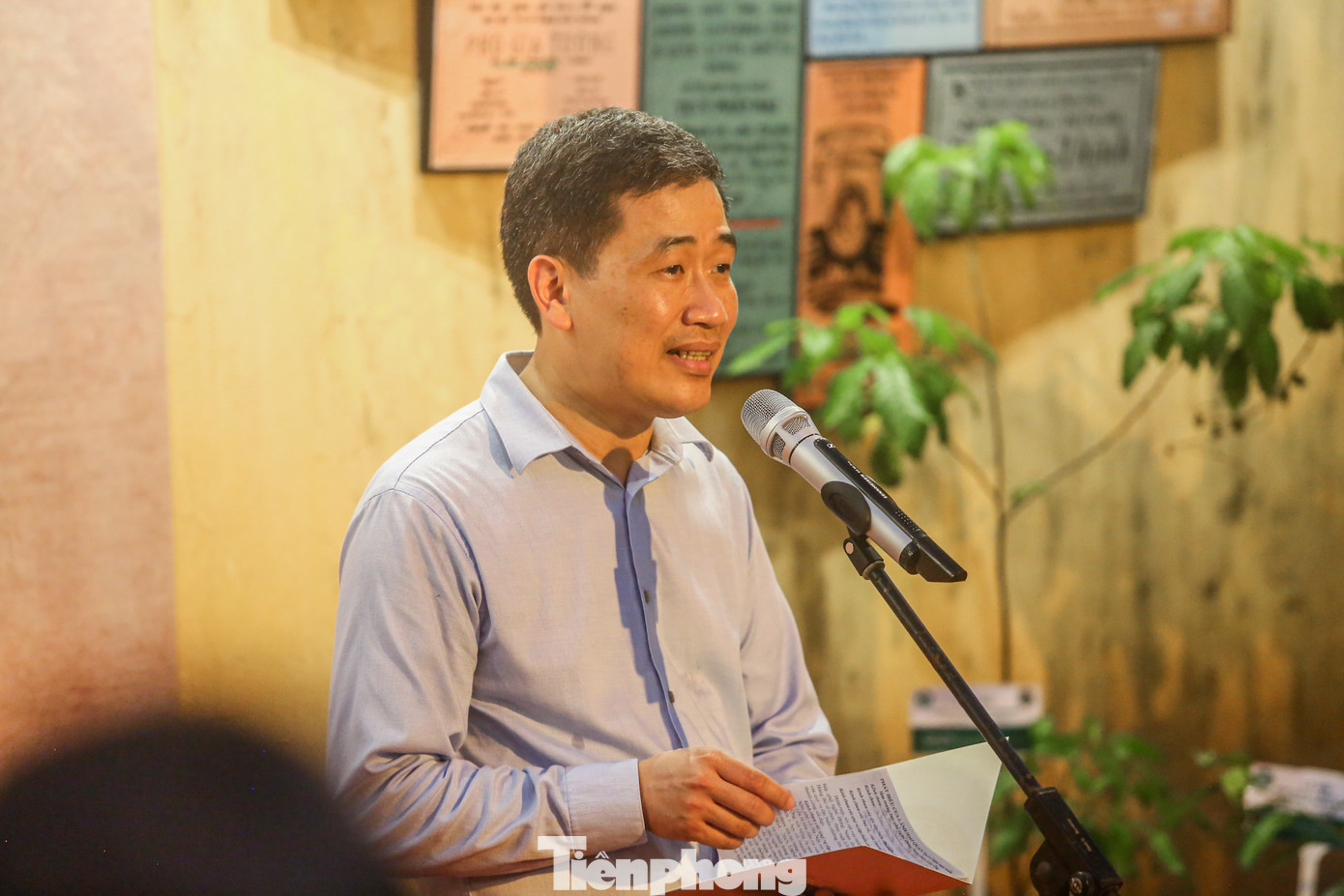 Phó Chủ tịch Thường trực UBND quận Hoàn Kiếm Nguyễn Quốc Hoàn phát biểu tại lễ khai mạc hoạt động trưng bày, giới thiệu phố nghề Đông Nam dược Lãn Ông.