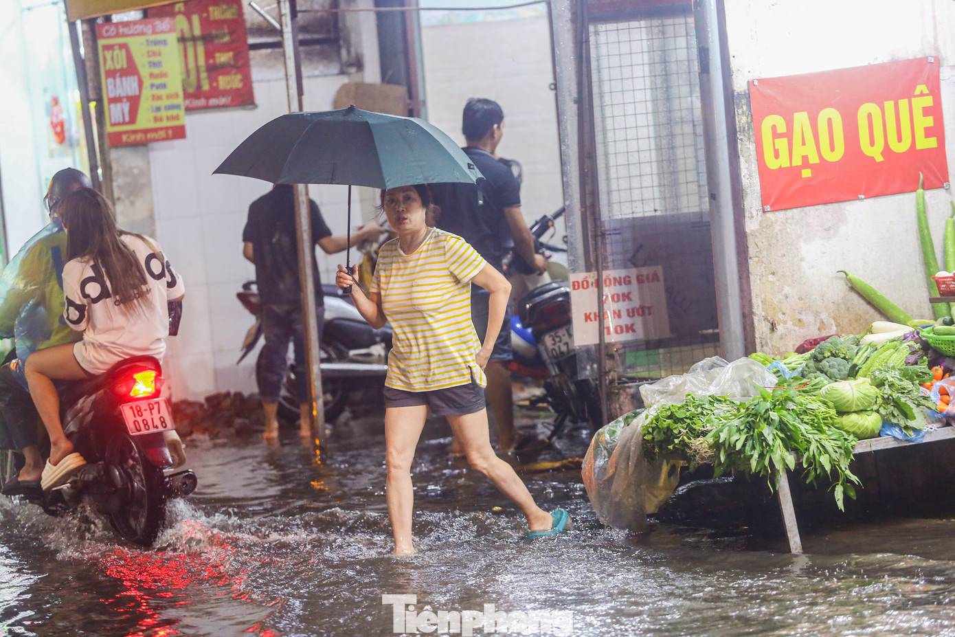 Đường ngập khiến sinh hoạt người dân ở khu vực trên trở nên khó khăn. Đường ngập khiến sinh hoạt người dân ở khu vực trên trở nên khó khăn.