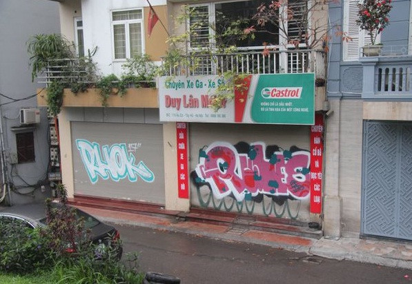 Hà Nội: Hàng chục ngôi nhà mặt phố bị bôi bẩn ảnh 4