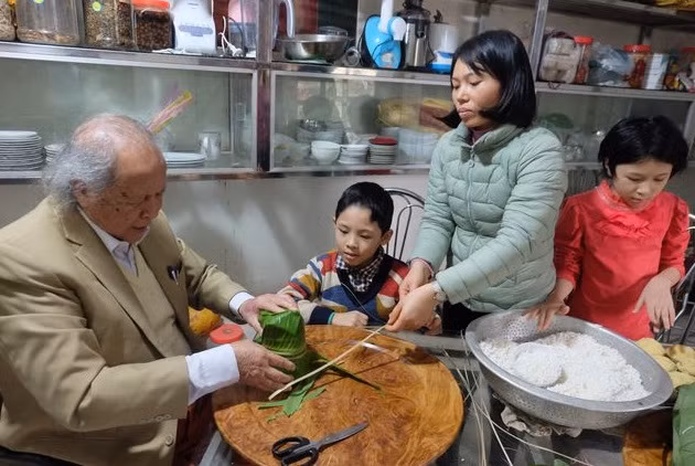 Bí quyết giữ gìn hôn nhân hạnh phúc của cặp đôi chồng 91 vợ 38 tuổi ảnh 5