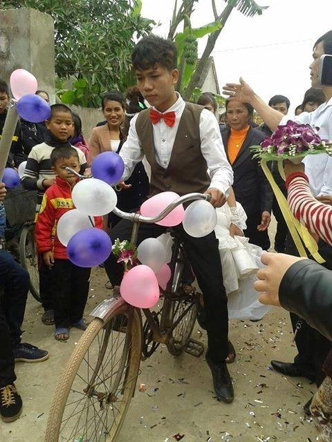 Hình ảnh chú rể rước dâu bằng xe đạp
