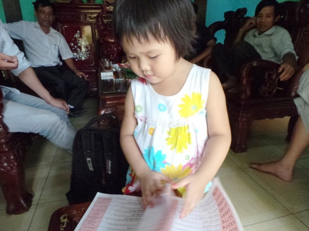 Quỳnh Anh đọc được tất cả mã số, tên bài hát và tên tác giả trong cuốn sổ bài hát karaoke. Quỳnh Anh đọc được tất cả mã số, tên bài hát và tên tác giả trong cuốn sổ bài hát karaoke