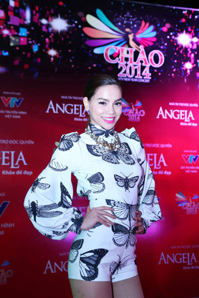 Hồ Ngọc Hà khoe trang phục theo mốt in họa tiết côn trùng trên thảm đỏ chương trình. 