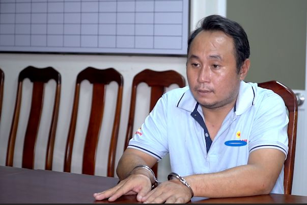 Trần Tiến Thành tại cơ quan công an. Trần Tiến Thành tại cơ quan công an.