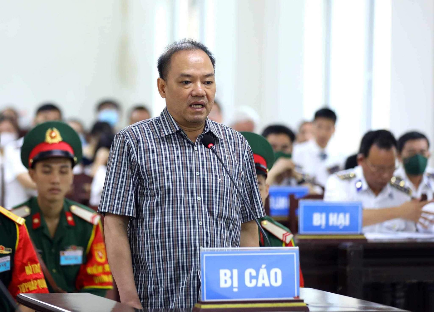 Bị cáo Phạm Kim Hậu, cựu Thiếu tướng, cựu Phó tư lệnh kiêm Tham mưu trưởng. Bị cáo Phạm Kim Hậu, cựu Thiếu tướng, cựu Phó tư lệnh kiêm Tham mưu trưởng.