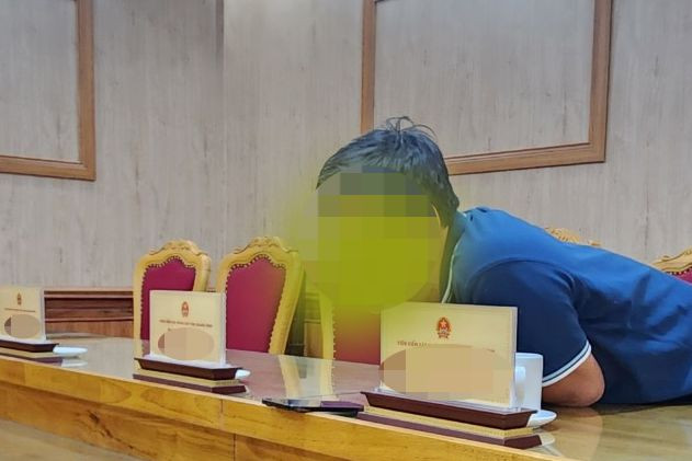 KSV chăm chú nghe đoạn ghi âm và thừa nhận là giọng của mình và cho rằng, mình chỉ tư vấn pháp luật mà thôi.