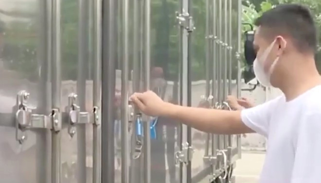 Đối tượng vặn ốc cố định bộ thanh khoá tránh bị hỏng kẹp trì để tráo đổi hàng hoá.