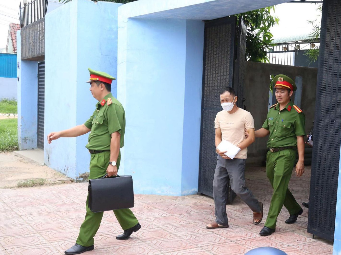 Cơ quan Công an dẫn giải bị can Khương về nơi giam giữ. Ảnh: Báo Bình Thuận