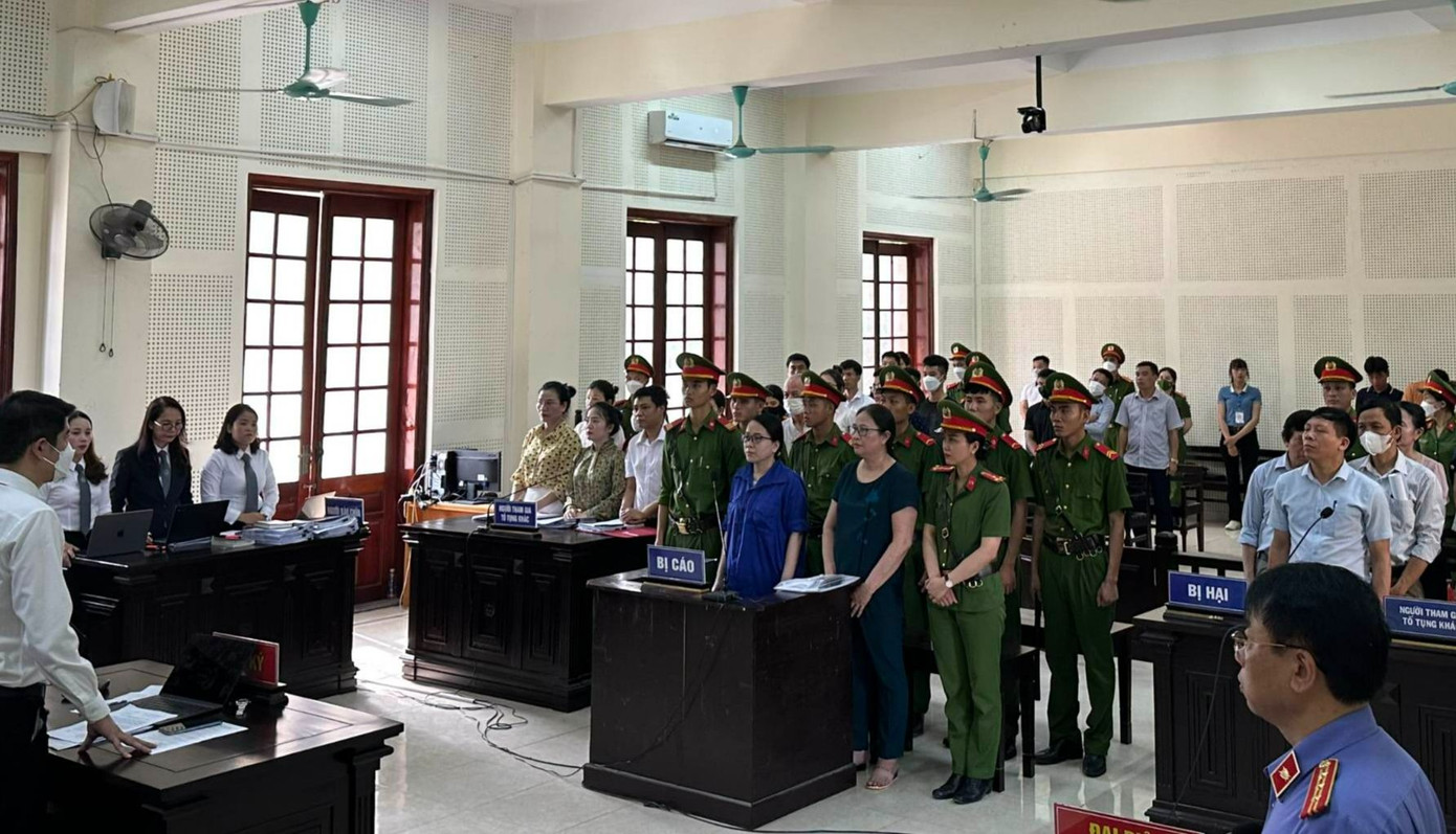 Toàn cảnh phiên tòa xét xử phúc thẩm vụ án vào sáng 12/6. Toàn cảnh phiên tòa xét xử phúc thẩm vụ án vào sáng 12/6.