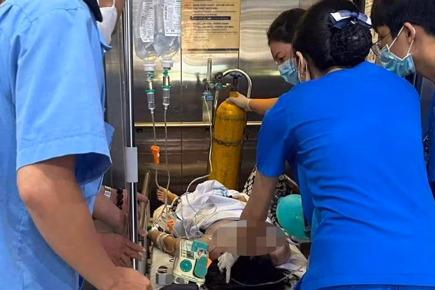 Chị L được đưa vào bệnh viện cấp cứu (Ảnh: A.X.). Chị L được đưa vào bệnh viện cấp cứu (Ảnh: A.X.).