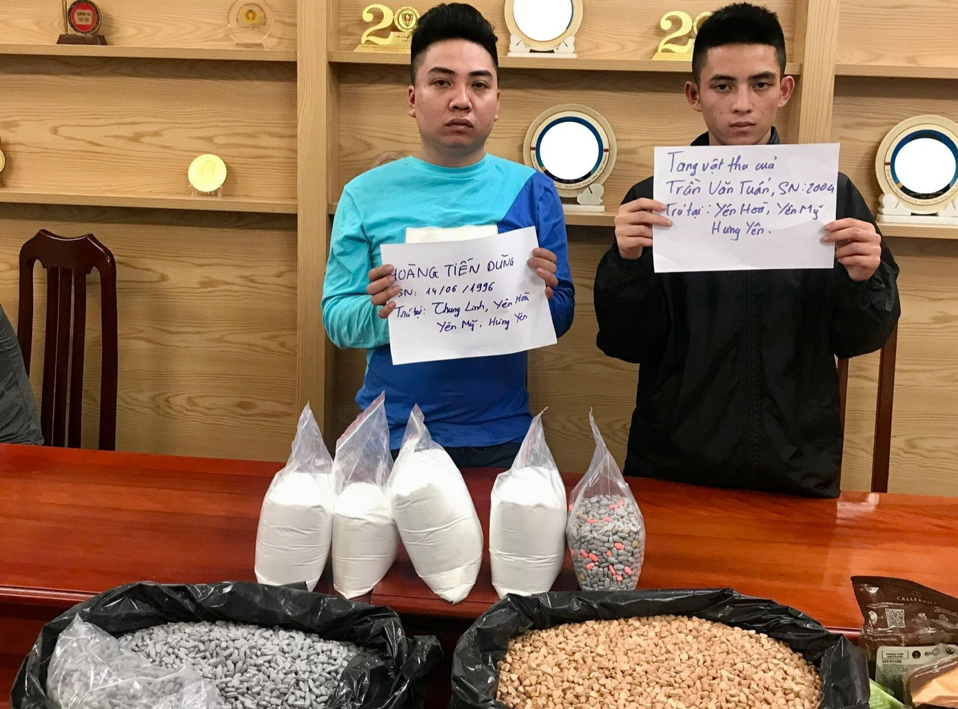 Hoàng Tiến Dũng (trái) cùng đồng phạm và tang vật.