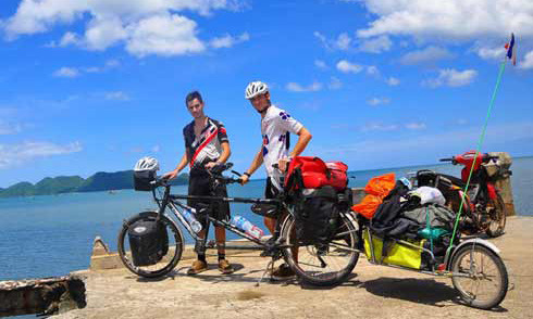 Hai thanh niên Pháp với chiếc xe đạp đôi dã chiến đi qua 2 châu lục. Ảnh: NVCC