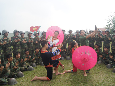 Chiến sĩ Lữ đoàn Phòng không 210 háo hức xem văn công Quân khu đến biểu diễn tại trận địa. Chiến sĩ Lữ đoàn Phòng không 210 háo hức xem văn công Quân khu đến biểu diễn tại trận địa