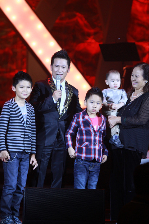 Mẹ của Bằng Kiều mang các cháu lên sân khấu chia sẻ cảm xúc khi con trai bà về nước biểu diễn trước công chúng thủ đô
