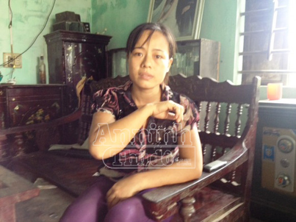 Chị Hằng kể lại sự việc xảy ra xô xát giữa chị và cô Nga . Chị Hằng kể lại sự việc xảy ra xô xát giữa chị và cô Nga