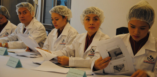 Đào tạo tiếp viên trưởng và tiếp viên hạng C về phục vụ suất ăn trên máy bay .