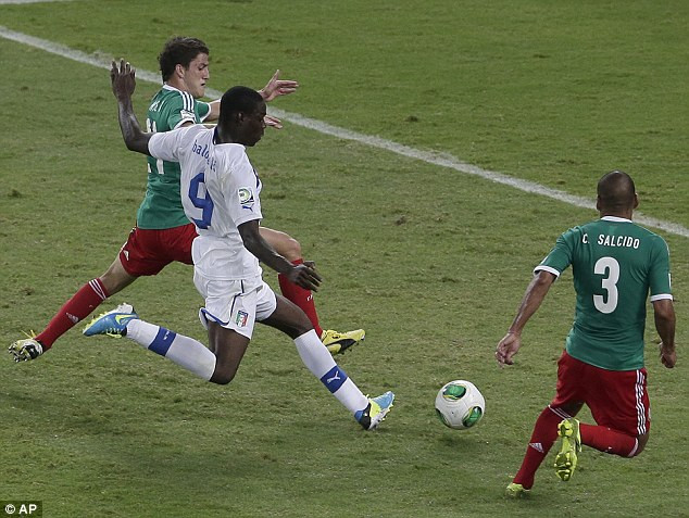 Balotelli ấn định kết quả thắng cho Italia. Balotelli ấn định kết quả thắng cho Italia