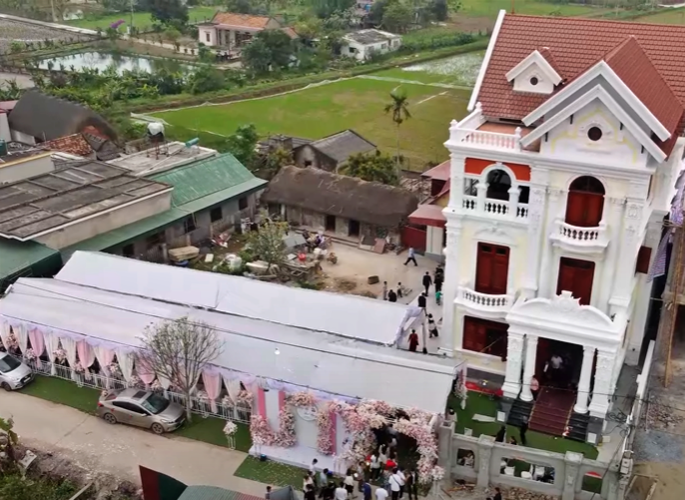 Toàn cảnh ngôi nhà tranh nằm cạnh biệt thự mới xây của anh Hậu.