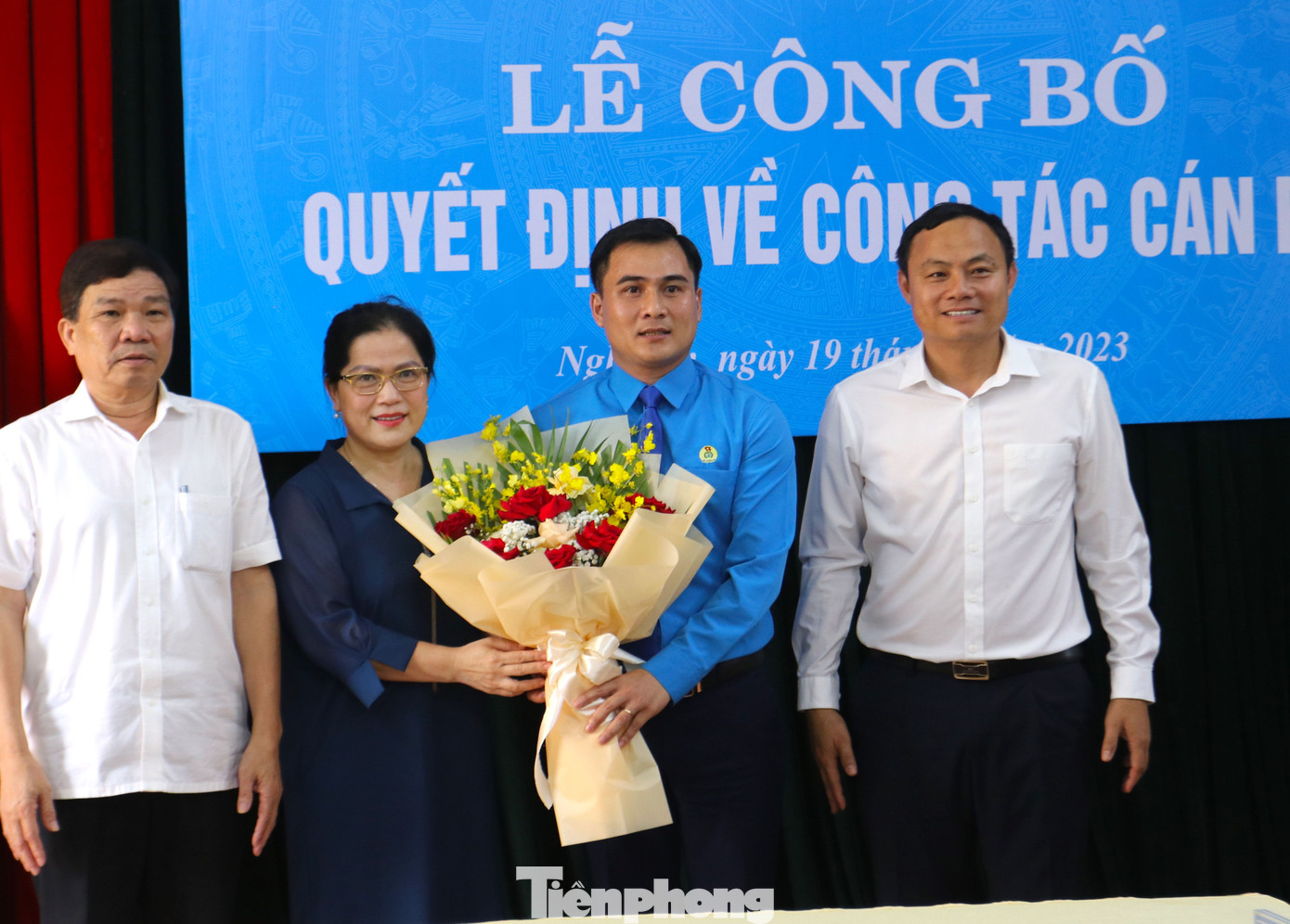 Đại diện lãnh đạo khối các cơ quan tỉnh Nghệ An tặng hoa chúc mừng tân Phó Chủ tịch Liên đoàn Lao động tỉnh Nghệ An.