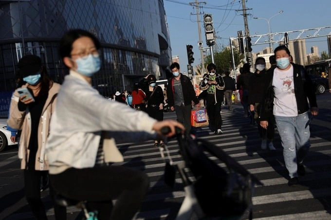 Áp lực cuộc sống và chi tiêu đắt đỏ khiến nhiều người trở thành "đứa trẻ boomerang". (Ảnh: Reuters).