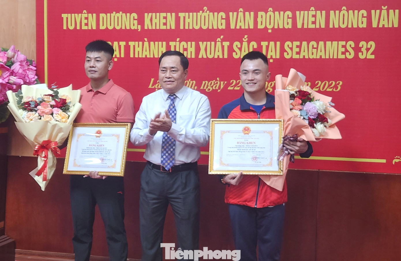 Vận động viên Nông Văn Hữu và Huấn luyện viên Trần Văn Quyết nhận Bằng khen của Chủ tịch UBND tỉnh Lạng Sơn. Ảnh: Duy Chiến