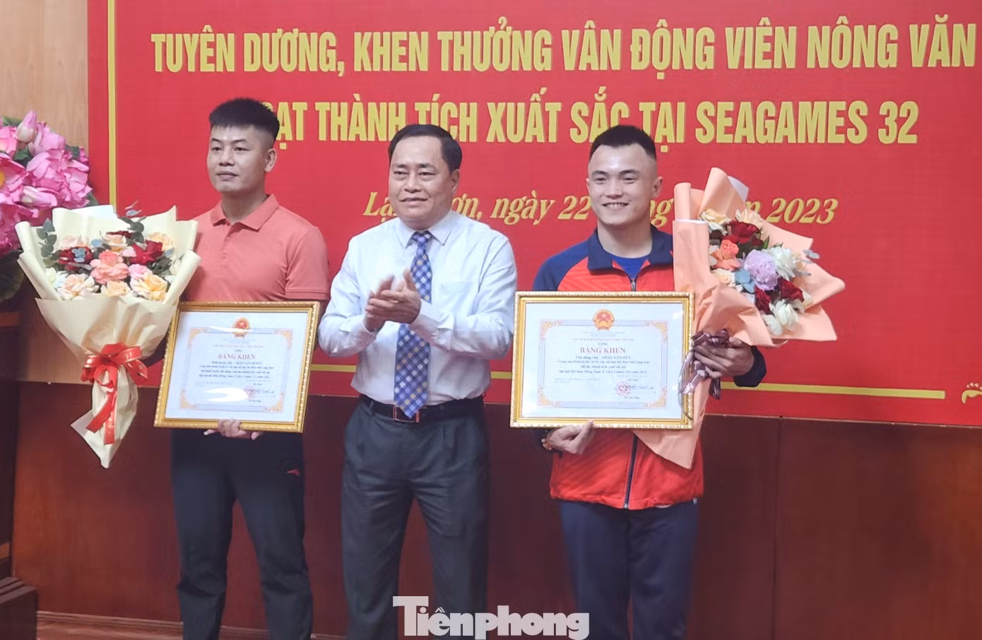 Vận động viên Nông Văn Hữu và Huấn luyện viên Trần Văn Quyết nhận Bằng khen của Chủ tịch UBND tỉnh Lạng Sơn. Ảnh: Duy Chiến Vận động viên Nông Văn Hữu và Huấn luyện viên Trần Văn Quyết nhận Bằng khen của Chủ tịch UBND tỉnh Lạng Sơn. Ảnh: Duy Chiến